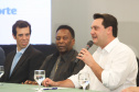 O governador Carlos Massa Ratinho Junior recebeu nesta quarta-feira (13), no Palácio Iguaçu, o campeão mundial de futebol Pelé. No evento, que contou com a presença de estudantes, atletas e ex-atletas, foram lançados a campanha Imposto Amigo do Esporte, do Governo do Estado, e o programa Esportivo Lúdico Educacional, de iniciativa de Pelé. - Curitiba, 13/03/2019 - Foto: Rodrigo Félix Leal/ANPr