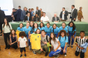 O governador Carlos Massa Ratinho Junior recebeu nesta quarta-feira (13), no Palácio Iguaçu, o campeão mundial de futebol Pelé. No evento, que contou com a presença de estudantes, atletas e ex-atletas, foram lançados a campanha Imposto Amigo do Esporte, do Governo do Estado, e o programa Esportivo Lúdico Educacional, de iniciativa de Pelé.  -  Curitiba, 13/03/2019  -  Foto: Rodrigo Félix Leal/ANPr