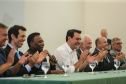 O governador Carlos Massa Ratinho Junior recebeu nesta quarta-feira (13), no Palácio Iguaçu, o campeão mundial de futebol Pelé. No evento, que contou com a presença de estudantes, atletas e ex-atletas, foram lançados a campanha Imposto Amigo do Esporte, do Governo do Estado, e o programa Esportivo Lúdico Educacional, de iniciativa de Pelé. - Curitiba, 13/03/2019 - Foto: Geraldo Bubniak/ANPr