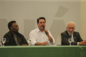 O governador Carlos Massa Ratinho Junior recebeu nesta quarta-feira (13), no Palácio Iguaçu, o campeão mundial de futebol Pelé. No evento, que contou com a presença de estudantes, atletas e ex-atletas, foram lançados a campanha Imposto Amigo do Esporte, do Governo do Estado, e o programa Esportivo Lúdico Educacional, de iniciativa de Pelé. - Curitiba, 13/03/2019 - Foto: Geraldo Bubniak/ANPr