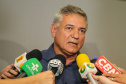 O governador Carlos Massa Ratinho Junior recebeu nesta quarta-feira (13), no Palácio Iguaçu, o campeão mundial de futebol Pelé. No evento, que contou com a presença de estudantes, atletas e ex-atletas, foram lançados a campanha Imposto Amigo do Esporte, do Governo do Estado, e o programa Esportivo Lúdico Educacional, de iniciativa de Pelé. - Curitiba, 13/03/2019 - Foto: Geraldo Bubniak/ANPr
