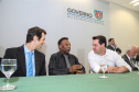 O governador Carlos Massa Ratinho Junior recebeu nesta quarta-feira (13), no Palácio Iguaçu, o campeão mundial de futebol Pelé. No evento, que contou com a presença de estudantes, atletas e ex-atletas, foram lançados a campanha Imposto Amigo do Esporte, do Governo do Estado, e o programa Esportivo Lúdico Educacional, de iniciativa de Pelé. - Curitiba, 13/03/2019 - Foto: Geraldo Bubniak/ANPr