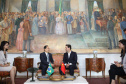 A China quer ser parceira do Paraná em obras de infraestrutura, com grande interesse no projeto do corredor bioceânico, que ligará os portos de Paranaguá, no Litoral do Estado, ao de Antofagasta, no Chile. O assunto foi tratado nesta quinta-feira (14) entre o governador Carlos Massa Ratinho Junior e o embaixador da República Popular da China, Yang Wanming, no Palácio Iguaçu.  -  . Curitiba,14/03/2019 Foto:Jaelson Lucas/ANPr