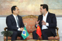 A China quer ser parceira do Paraná em obras de infraestrutura, com grande interesse no projeto do corredor bioceânico, que ligará os portos de Paranaguá, no Litoral do Estado, ao de Antofagasta, no Chile. O assunto foi tratado nesta quinta-feira (14) entre o governador Carlos Massa Ratinho Junior e o embaixador da República Popular da China, Yang Wanming, no Palácio Iguaçu.  -  . Curitiba,14/03/2019 Foto:Jaelson Lucas/ANPr