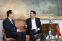 A China quer ser parceira do Paraná em obras de infraestrutura, com grande interesse no projeto do corredor bioceânico, que ligará os portos de Paranaguá, no Litoral do Estado, ao de Antofagasta, no Chile. O assunto foi tratado nesta quinta-feira (14) entre o governador Carlos Massa Ratinho Junior e o embaixador da República Popular da China, Yang Wanming, no Palácio Iguaçu.  -  . Curitiba,14/03/2019 Foto:Jaelson Lucas/ANPr