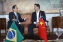 A China quer ser parceira do Paraná em obras de infraestrutura, com grande interesse no projeto do corredor bioceânico, que ligará os portos de Paranaguá, no Litoral do Estado, ao de Antofagasta, no Chile. O assunto foi tratado nesta quinta-feira (14) entre o governador Carlos Massa Ratinho Junior e o embaixador da República Popular da China, Yang Wanming, no Palácio Iguaçu.  -  . Curitiba,14/03/2019 Foto:Jaelson Lucas/ANPr
