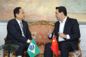 A China quer ser parceira do Paraná em obras de infraestrutura, com grande interesse no projeto do corredor bioceânico, que ligará os portos de Paranaguá, no Litoral do Estado, ao de Antofagasta, no Chile. O assunto foi tratado nesta quinta-feira (14) entre o governador Carlos Massa Ratinho Junior e o embaixador da República Popular da China, Yang Wanming, no Palácio Iguaçu.  -  . Curitiba,14/03/2019 Foto:Jaelson Lucas/ANPr