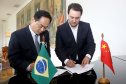A China quer ser parceira do Paraná em obras de infraestrutura, com grande interesse no projeto do corredor bioceânico, que ligará os portos de Paranaguá, no Litoral do Estado, ao de Antofagasta, no Chile. O assunto foi tratado nesta quinta-feira (14) entre o governador Carlos Massa Ratinho Junior e o embaixador da República Popular da China, Yang Wanming, no Palácio Iguaçu.  -  . Curitiba,14/03/2019 Foto:Jaelson Lucas/ANPr
