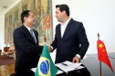 A China quer ser parceira do Paraná em obras de infraestrutura, com grande interesse no projeto do corredor bioceânico, que ligará os portos de Paranaguá, no Litoral do Estado, ao de Antofagasta, no Chile. O assunto foi tratado nesta quinta-feira (14) entre o governador Carlos Massa Ratinho Junior e o embaixador da República Popular da China, Yang Wanming, no Palácio Iguaçu.  -  . Curitiba,14/03/2019 Foto:Jaelson Lucas/ANPr