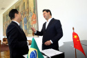 A China quer ser parceira do Paraná em obras de infraestrutura, com grande interesse no projeto do corredor bioceânico, que ligará os portos de Paranaguá, no Litoral do Estado, ao de Antofagasta, no Chile. O assunto foi tratado nesta quinta-feira (14) entre o governador Carlos Massa Ratinho Junior e o embaixador da República Popular da China, Yang Wanming, no Palácio Iguaçu.  -  . Curitiba,14/03/2019 Foto:Jaelson Lucas/ANPr