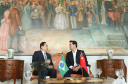 A China quer ser parceira do Paraná em obras de infraestrutura, com grande interesse no projeto do corredor bioceânico, que ligará os portos de Paranaguá, no Litoral do Estado, ao de Antofagasta, no Chile. O assunto foi tratado nesta quinta-feira (14) entre o governador Carlos Massa Ratinho Junior e o embaixador da República Popular da China, Yang Wanming, no Palácio Iguaçu. - . Curitiba,14/03/2019 Foto: Rodrigo Félix Leal/ANPr