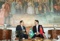 A China quer ser parceira do Paraná em obras de infraestrutura, com grande interesse no projeto do corredor bioceânico, que ligará os portos de Paranaguá, no Litoral do Estado, ao de Antofagasta, no Chile. O assunto foi tratado nesta quinta-feira (14) entre o governador Carlos Massa Ratinho Junior e o embaixador da República Popular da China, Yang Wanming, no Palácio Iguaçu. - . Curitiba,14/03/2019 Foto: Rodrigo Félix Leal/ANPr