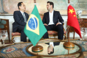 A China quer ser parceira do Paraná em obras de infraestrutura, com grande interesse no projeto do corredor bioceânico, que ligará os portos de Paranaguá, no Litoral do Estado, ao de Antofagasta, no Chile. O assunto foi tratado nesta quinta-feira (14) entre o governador Carlos Massa Ratinho Junior e o embaixador da República Popular da China, Yang Wanming, no Palácio Iguaçu. - . Curitiba,14/03/2019 Foto: Rodrigo Félix Leal/ANPr