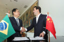 A China quer ser parceira do Paraná em obras de infraestrutura, com grande interesse no projeto do corredor bioceânico, que ligará os portos de Paranaguá, no Litoral do Estado, ao de Antofagasta, no Chile. O assunto foi tratado nesta quinta-feira (14) entre o governador Carlos Massa Ratinho Junior e o embaixador da República Popular da China, Yang Wanming, no Palácio Iguaçu. - . Curitiba,14/03/2019 Foto: Rodrigo Félix Leal/ANPr