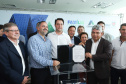 O governador Carlos Massa Ratinho Junior assinou nesta quinta-feira (14) contratos para a construção de 872 novas moradias populares em 15 municípios paranaenses. Os projetos foram desenvolvidos em diferentes programas coordenados pela Companhia de Habitação do Paraná (Cohapar) em parceria com as prefeituras e receberão investimentos de R$ 68,8 milhões. Foto: Rodrigo Felix Leal/ANPr