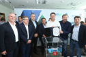 O governador Carlos Massa Ratinho Junior assinou nesta quinta-feira (14) contratos para a construção de 872 novas moradias populares em 15 municípios paranaenses. Os projetos foram desenvolvidos em diferentes programas coordenados pela Companhia de Habitação do Paraná (Cohapar) em parceria com as prefeituras e receberão investimentos de R$ 68,8 milhões. Foto: Rodrigo Felix Leal/ANPr