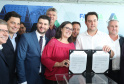 O governador Carlos Massa Ratinho Junior assinou nesta quinta-feira (14) contratos para a construção de 872 novas moradias populares em 15 municípios paranaenses. Os projetos foram desenvolvidos em diferentes programas coordenados pela Companhia de Habitação do Paraná (Cohapar) em parceria com as prefeituras e receberão investimentos de R$ 68,8 milhões. Foto: Rodrigo Felix Leal/ANPr