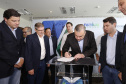 Governador Carlos Massa Ratinho Junior assina os contratos para a construção de 872 casas populares em 15 municípios paranaenses. Participaram da solenidade: presidente da Cohapar, Jorge Lange, secretários, prefeitos, empresários e lideranças dos municípios beneficiados.Curitiba, 14-03-19.Foto: Arnaldo Alves / ANPr.