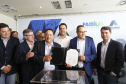 Governador Carlos Massa Ratinho Junior assina os contratos para a construção de 872 casas populares em 15 municípios paranaenses. Participaram da solenidade: presidente da Cohapar, Jorge Lange, secretários, prefeitos, empresários e lideranças dos municípios beneficiados.Curitiba, 14-03-19.Foto: Arnaldo Alves / ANPr.