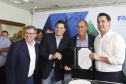 Governador Carlos Massa Ratinho Junior assina os contratos para a construção de 872 casas populares em 15 municípios paranaenses. Participaram da solenidade: presidente da Cohapar, Jorge Lange, secretários, prefeitos, empresários e lideranças dos municípios beneficiados.Curitiba, 14-03-19.Foto: Arnaldo Alves / ANPr.