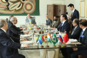O governador Carlos Massa Ratinho Junior recebeu nesta quinta-feira (14), no Palácio Iguaçu, embaixadores e cônsules da Rússia, China, Índia e África do Sul e reafirmou o interesse do Paraná em ampliar os negócios com esses países que, junto com o Brasil, formam o Brics.  -  Curitiba, 14/03/2019  -  Foto: Rodrigo Félix Leal/ANPr