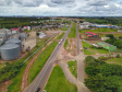 Em visita à 45ª edição da Expo Umuarama na noite desta sexta-feira (15), o governador Carlos Massa Ratinho Junior anunciou um pacote de R$ 54,7 milhões em investimentos na PR-323. Foram assinadas três licitações de obras e projetos de duplicação e ampliação da capacidade de tráfego da rodovia, que é um importante corredor da malha estadual e proporciona ligação com países do Mercosul. PR - 323 - Umuarama, 15/03/2019 - foto: José Fernando Ogura/ANPr