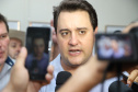 O governador Carlos Massa Ratinho Junior confirmou neste sábado (16) investimentos de R$ 2,82 milhões em obras e compra de máquinas e veículos para oito municípios da região Noroeste do Estado. Foram assinadas, na ExpoParanavaí, um dos principais eventos do agronegócio do Paraná, autorizações e homologações.   -  Paranavaí, 16/03/2019  -  Foto: José Fernando Ogura/ANPr