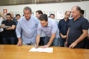 O governador Carlos Massa Ratinho Junior confirmou neste sábado (16) investimentos de R$ 2,82 milhões em obras e compra de máquinas e veículos para oito municípios da região Noroeste do Estado. Foram assinadas, na ExpoParanavaí, um dos principais eventos do agronegócio do Paraná, autorizações e homologações.   -  Paranavaí, 16/03/2019  -  Foto: José Fernando Ogura/ANPr