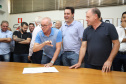 O governador Carlos Massa Ratinho Junior confirmou neste sábado (16) investimentos de R$ 2,82 milhões em obras e compra de máquinas e veículos para oito municípios da região Noroeste do Estado. Foram assinadas, na ExpoParanavaí, um dos principais eventos do agronegócio do Paraná, autorizações e homologações.   -  Paranavaí, 16/03/2019  -  Foto: José Fernando Ogura/ANPr