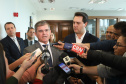 Governador Carlos Massa Ratinho Junior durante reunião com o secretário Nacional de Segurança Pública, general Guilherme Theóphilo e o secretário estadual da Segurança Pública e Administração Penitenciária, general Luiz Felipe Carbonell  -  Curitiba, 19/03/2019  -  Foto: Rodrigo Félix Leal/ANPr