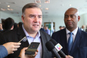 O governador Carlos Massa Ratinho Massa sanciona  a lei que institui o Dia Estadual de Luta pela Eliminação da Discriminação Racial. Foto: José Fernando Ogura/ANPr