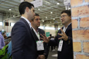 Presidente da Copel, Daniel Pimentel Slaviero, o diretor de Distribuição, Maximiliano Orfali, e o superintendente de Smart Grid e Projetos Especiais da Copel, Julio Omori, verificam o funcionamento dos medidores inteligentes no estande da Copel.  -  Curitiba, 21/03/2019  -  Foto: Daniela Catisti/Copel
