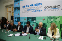O governador Carlos Massa Ratinho Junior autoriza nesta quinta-feira (21) recursos para obras de recape asfáltico em ruas de 36 bairros de Curitiba. A assinatura contou com a presença do prefeito Rafael Greca e o secretário de Estado do Desenvolvimento Urbano, João Carlos Ortega, no Palácio Iguaçu, Curitiba, 21/03/2019 - Foto: Geraldo Bubniak/ANPr