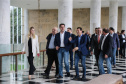O governador Carlos Massa Ratinho Junior autoriza nesta quinta-feira (21) recursos para obras de recape asfáltico em ruas de 36 bairros de Curitiba. A assinatura contou com a presença do prefeito Rafael Greca e o secretário de Estado do Desenvolvimento Urbano, João Carlos Ortega, no Palácio Iguaçu, Curitiba, 21/03/2019 - Foto: Geraldo Bubniak/ANPr