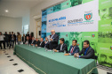 O governador Carlos Massa Ratinho Junior autoriza nesta quinta-feira (21) recursos para obras de recape asfáltico em ruas de 36 bairros de Curitiba. A assinatura contou com a presença do prefeito Rafael Greca e o secretário de Estado do Desenvolvimento Urbano, João Carlos Ortega, no Palácio Iguaçu, Curitiba, 21/03/2019 - Foto: Geraldo Bubniak/ANPr