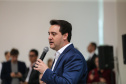 O governador Carlos Massa Ratinho Junior autoriza nesta quinta-feira (21) recursos para obras de recape asfáltico em ruas de 36 bairros de Curitiba. A assinatura contou com a presença do prefeito Rafael Greca e o secretário de Estado do Desenvolvimento Urbano, João Carlos Ortega, no Palácio Iguaçu, Curitiba, 21/03/2019 - Foto: Geraldo Bubniak/ANPr