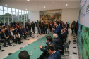 O governador Carlos Massa Ratinho Junior autoriza nesta quinta-feira (21) recursos para obras de recape asfáltico em ruas de 36 bairros de Curitiba. A assinatura contou com a presença do prefeito Rafael Greca e o secretário de Estado do Desenvolvimento Urbano, João Carlos Ortega, no Palácio Iguaçu, Curitiba, 21/03/2019 - Foto: Geraldo Bubniak/ANPr