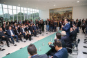 O governador Carlos Massa Ratinho Junior autoriza nesta quinta-feira (21) recursos para obras de recape asfáltico em ruas de 36 bairros de Curitiba. A assinatura contou com a presença do prefeito Rafael Greca e o secretário de Estado do Desenvolvimento Urbano, João Carlos Ortega, no Palácio Iguaçu, Curitiba, 21/03/2019 - Foto: Geraldo Bubniak/ANPr