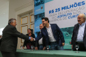 O governador Carlos Massa Ratinho Junior autoriza nesta quinta-feira (21) recursos para obras de recape asfáltico em ruas de 36 bairros de Curitiba. A assinatura contou com a presença do prefeito Rafael Greca e o secretário de Estado do Desenvolvimento Urbano, João Carlos Ortega, no Palácio Iguaçu, Curitiba, 21/03/2019 - Foto: Geraldo Bubniak/ANPr