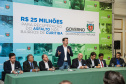 O governador Carlos Massa Ratinho Junior autoriza nesta quinta-feira (21) recursos para obras de recape asfáltico em ruas de 36 bairros de Curitiba. A assinatura contou com a presença do prefeito Rafael Greca e o secretário de Estado do Desenvolvimento Urbano, João Carlos Ortega, no Palácio Iguaçu, Curitiba, 21/03/2019 - Foto: Geraldo Bubniak/ANPr