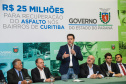 O governador Carlos Massa Ratinho Junior autoriza nesta quinta-feira (21) recursos para obras de recape asfáltico em ruas de 36 bairros de Curitiba. A assinatura contou com a presença do prefeito Rafael Greca e o secretário de Estado do Desenvolvimento Urbano, João Carlos Ortega, no Palácio Iguaçu, Curitiba, 21/03/2019 - Foto: Geraldo Bubniak/ANPr