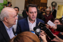O governador Carlos Massa Ratinho Junior autoriza nesta quinta-feira (21) recursos para obras de recape asfáltico em ruas de 36 bairros de Curitiba. A assinatura contou com a presença do prefeito Rafael Greca e o secretário de Estado do Desenvolvimento Urbano, João Carlos Ortega, no Palácio Iguaçu, Curitiba, 21/03/2019 - Foto: Geraldo Bubniak/ANPr