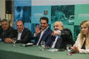 O governador Carlos Massa Ratinho Junior autoriza nesta quinta-feira (21) recursos para obras de recape asfáltico em ruas de 36 bairros de Curitiba. A assinatura contou com a presença do prefeito Rafael Greca e o secretário de Estado do Desenvolvimento Urbano, João Carlos Ortega, no Palácio Iguaçu, Curitiba, 21/03/2019 - Foto: Geraldo Bubniak/ANPr