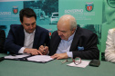 O governador Carlos Massa Ratinho Junior autoriza nesta quinta-feira (21) recursos para obras de recape asfáltico em ruas de 36 bairros de Curitiba. A assinatura contou com a presença do prefeito Rafael Greca e o secretário de Estado do Desenvolvimento Urbano, João Carlos Ortega, no Palácio Iguaçu, Curitiba, 21/03/2019 - Foto: Geraldo Bubniak/ANPr