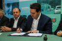 O governador Carlos Massa Ratinho Junior autoriza nesta quinta-feira (21) recursos para obras de recape asfáltico em ruas de 36 bairros de Curitiba. A assinatura contou com a presença do prefeito Rafael Greca e o secretário de Estado do Desenvolvimento Urbano, João Carlos Ortega, no Palácio Iguaçu, Curitiba, 21/03/2019 - Foto: Geraldo Bubniak/ANPr
