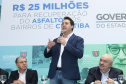 O governador Carlos Massa Ratinho Junior autoriza nesta quinta-feira (21) recursos para obras de recape asfáltico em ruas de 36 bairros de Curitiba. A assinatura contou com a presença do prefeito Rafael Greca e o secretário de Estado do Desenvolvimento Urbano, João Carlos Ortega, no Palácio Iguaçu, Curitiba, 21/03/2019 - Foto: Rodrigo Felix Leal/ANPr