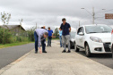 Com o objetivo principal de estimular a aplicação de novas tecnologias em obras no Paraná, o superintendente executivo do Serviço Social Autônomo (Paranacidade), Alvaro Cabrini Junior, visitou, junto com outros técnicos, o trabalho executado em Pinhais com uma tecnologia para implantação de calçadas feitas de concreto poroso permeável. Foto: SEDU