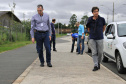 Com o objetivo principal de estimular a aplicação de novas tecnologias em obras no Paraná, o superintendente executivo do Serviço Social Autônomo (Paranacidade), Alvaro Cabrini Junior, visitou, junto com outros técnicos, o trabalho executado em Pinhais com uma tecnologia para implantação de calçadas feitas de concreto poroso permeável. Foto: SEDU