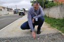 Com o objetivo principal de estimular a aplicação de novas tecnologias em obras no Paraná, o superintendente executivo do Serviço Social Autônomo (Paranacidade), Alvaro Cabrini Junior, visitou, junto com outros técnicos, o trabalho executado em Pinhais com uma tecnologia para implantação de calçadas feitas de concreto poroso permeável. Foto: SEDU