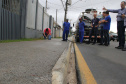 Com o objetivo principal de estimular a aplicação de novas tecnologias em obras no Paraná, o superintendente executivo do Serviço Social Autônomo (Paranacidade), Alvaro Cabrini Junior, visitou, junto com outros técnicos, o trabalho executado em Pinhais com uma tecnologia para implantação de calçadas feitas de concreto poroso permeável. Foto: SEDU